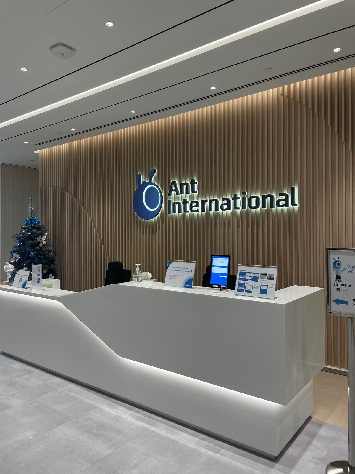 Ant International &mdash; reception lettering