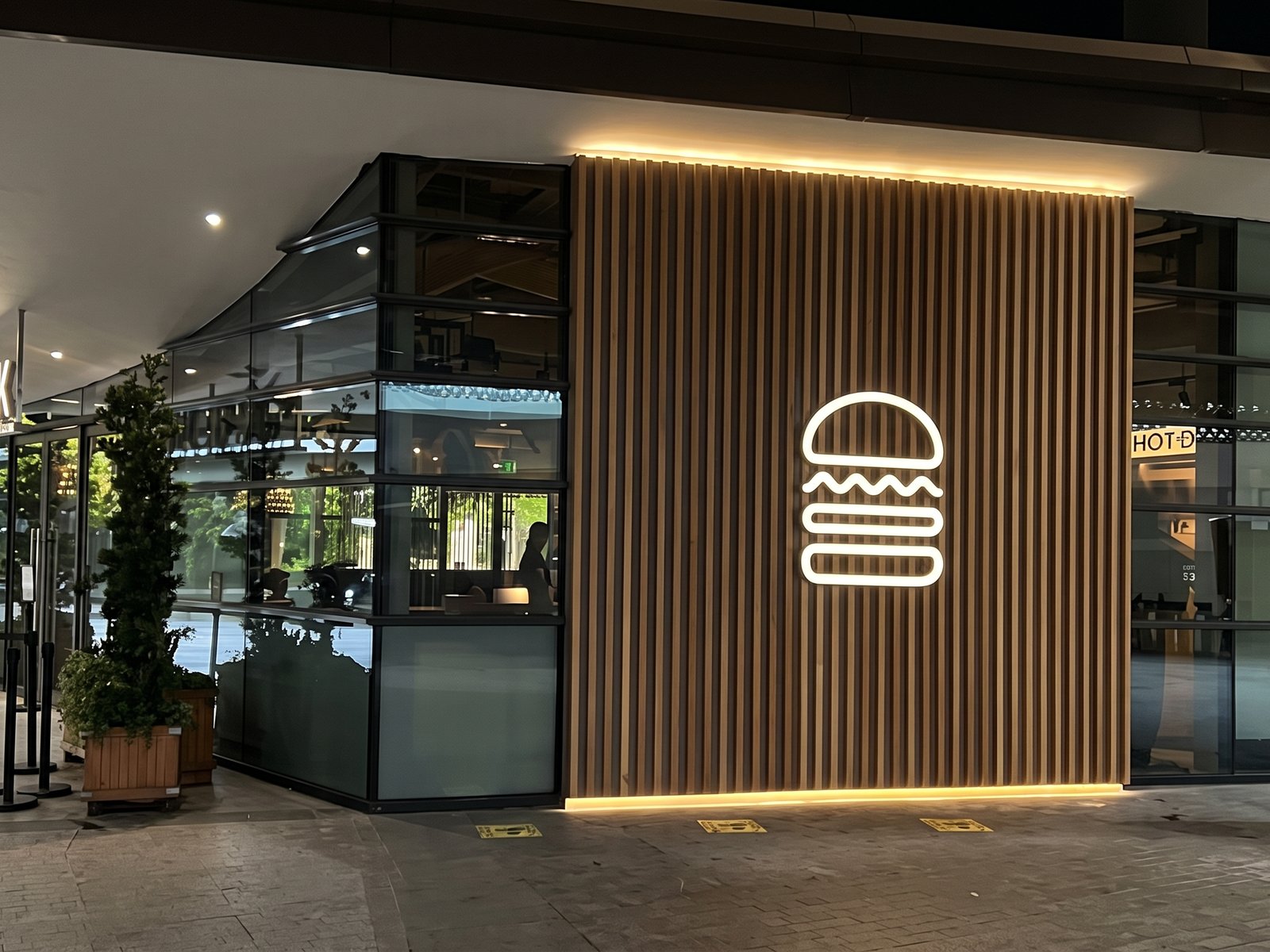 Shake Shack &mdash; illuminated icon wall