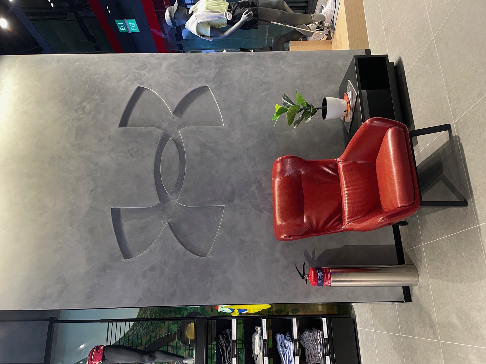 Under Armour &mdash; logo relief · fitting suite